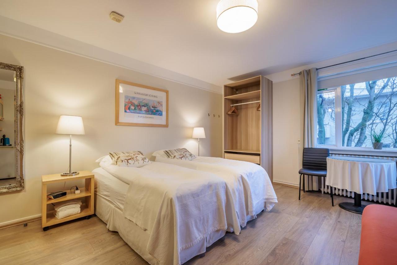 Dreibettzimmer mit Stadtblick
